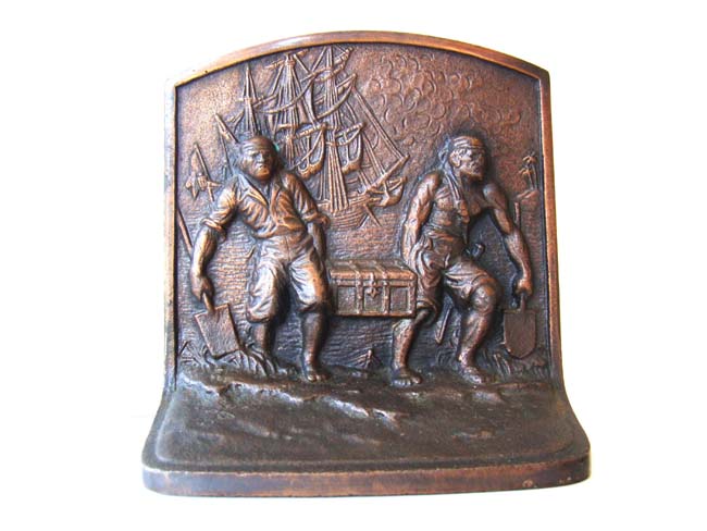 A pair of 'Pirates carrying a treasure chest' made by Hubley Mfg. circa 1925 — image 2